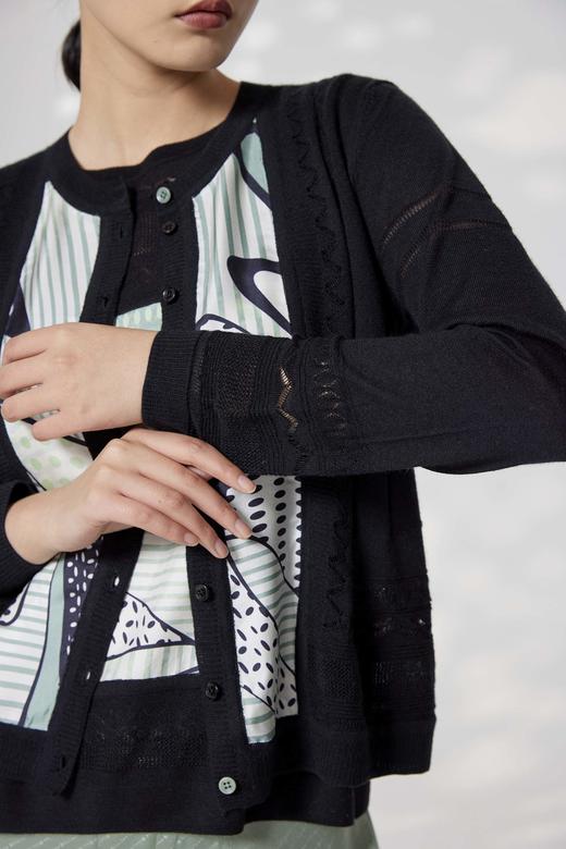 真丝羊绒圆领针梭相拼开衫 SJS94W035K 商品图4