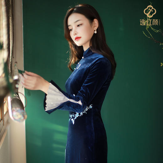 逸红颜旗袍冬新款苏慕长袖弹力丝绒青花瓷刺绣迪丽热巴款旗袍 商品图1