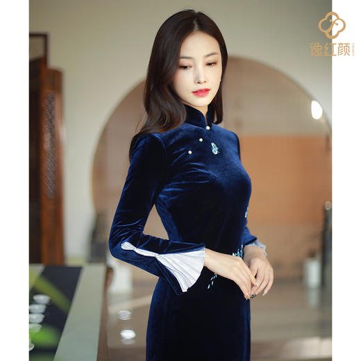 逸红颜旗袍冬新款苏慕长袖弹力丝绒青花瓷刺绣迪丽热巴款旗袍 商品图4