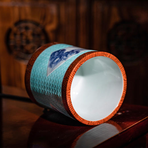 锦地雕刻开光青花山水木纹笔筒 商品图2