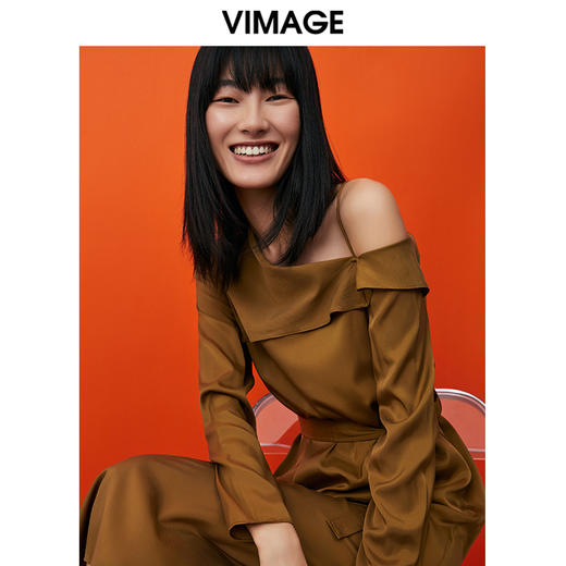 VIMAGE纬漫纪春季新款时尚侧露肩吊带洋气连衣裙V1707309 商品图0
