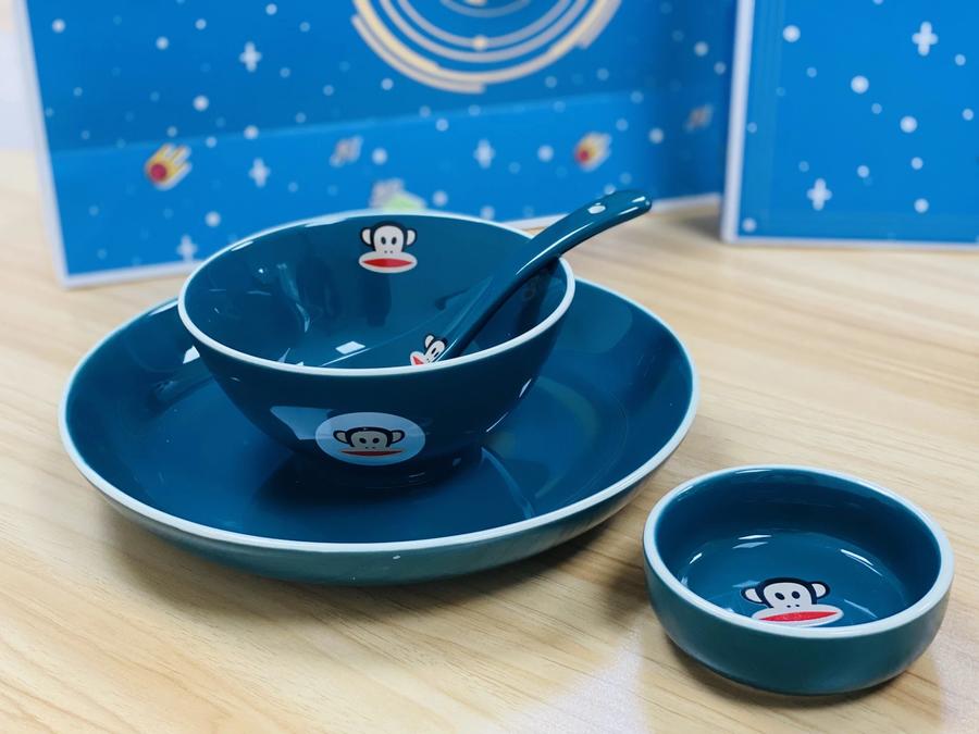 【大嘴猴paul frank陶瓷餐具8件套礼盒套装】采用的釉下彩工艺,健康不