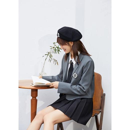 ZIHAN紫涵时尚短款小西装女截短2022春季新款刺绣徽章金属扣学院风外套Z2Z01BS247 商品图2