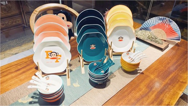 【大嘴猴paul frank陶瓷餐具8件套礼盒套装】采用的釉下彩工艺,健康不