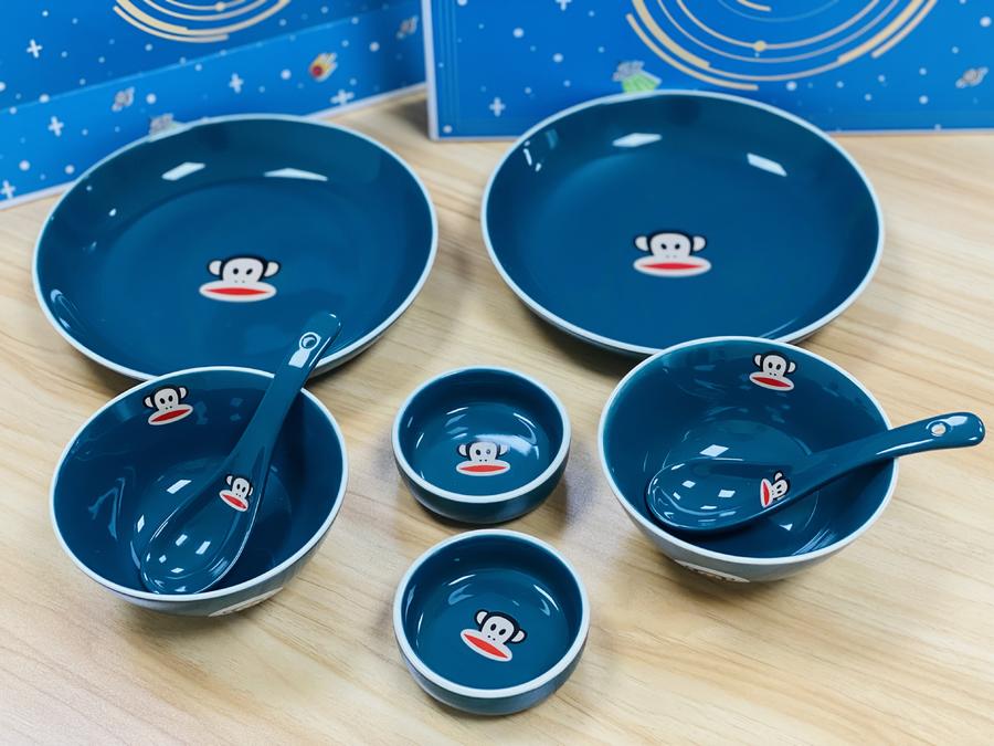 【大嘴猴paul frank陶瓷餐具8件套礼盒套装】采用的釉下彩工艺,健康不