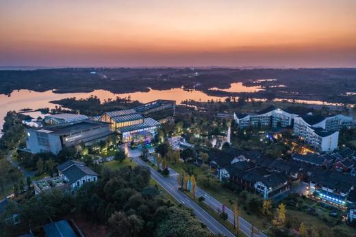 暑假旺季闪促【黑龙滩洲际/英迪格两店通兑 】
🌊IHG旗下奢华酒店·6600㎡无边泳池
✔️暑期周中不加价！纵享夏日清凉之旅 商品图11