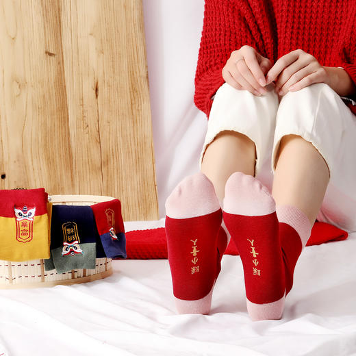 国潮本命年    2024新年虎年大红色袜子本命年刺绣印花礼品盒装国潮中筒棉袜情侣款 本命年中筒袜 幸运袜 礼盒装 商品图0