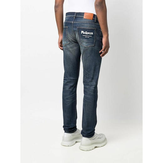 ALEXANDER MCQUEEN 亚历山大.麦昆 男士棉质 McQueen 水洗涂鸦牛仔裤 浅蓝色 682084 QSY15 4001 商品图1
