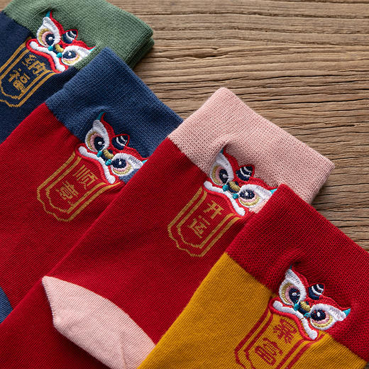 国潮本命年    2024新年虎年大红色袜子本命年刺绣印花礼品盒装国潮中筒棉袜情侣款 本命年中筒袜 幸运袜 礼盒装 商品图4