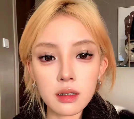 hushlens 年抛 枫糖玫瑰「529」猪蹄同款红黑美瞳买过恶魔棕的 枫糖玫瑰和恶魔棕长得一样 枫糖性价比更高大家可以自己斟酌 恶魔更适合敏感眼 商品图1