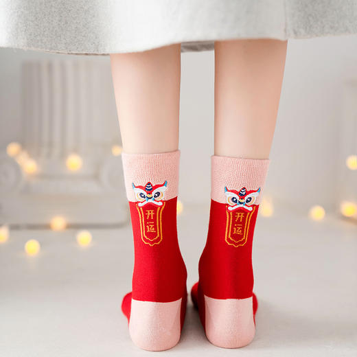 国潮本命年    2024新年虎年大红色袜子本命年刺绣印花礼品盒装国潮中筒棉袜情侣款 本命年中筒袜 幸运袜 礼盒装 商品图2