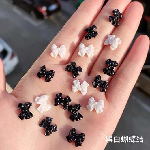 美甲饰品新款混搭小白花立体蝴蝶结小熊百搭极光钻网红指甲配饰贴（二十多款随机混搭成盒，一盒60颗-70颗） 商品图3