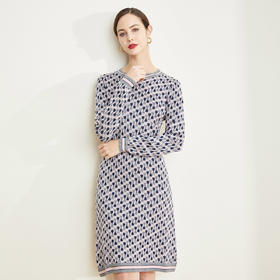 QE61A瑟俪（斯尔丽高端）舒适柔软低圆领撞色提花毛衣针织连衣裙