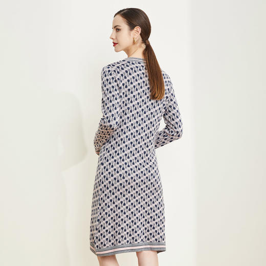 QE61A瑟俪（斯尔丽高端）舒适柔软低圆领撞色提花毛衣针织连衣裙 商品图1