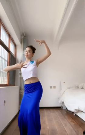 每个动作有相应的鼓语伴摹拟孔雀生活的各种动作外,也表现神话故事。