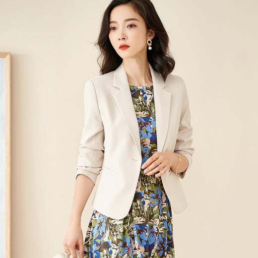 西装控必入款 奶油杏百搭王 职业OL小西装  米思阳春季新款时尚气质修身显瘦短款外套女6029 商品图2