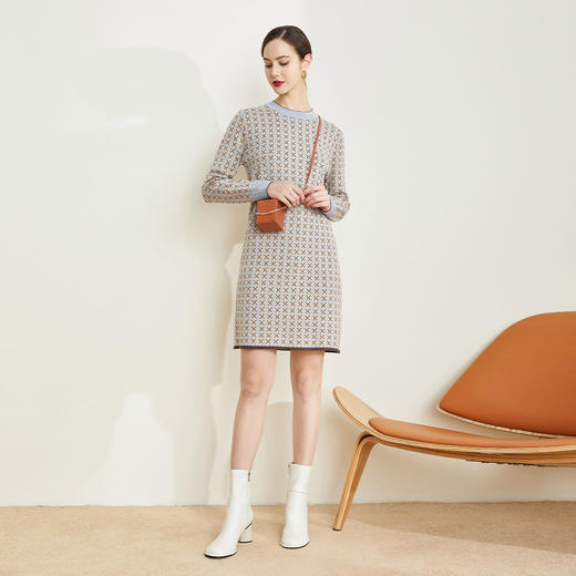 QE63A瑟俪（斯尔丽高端）舒适柔软低圆领撞色超细羊毛提花毛衣连衣裙 商品图3