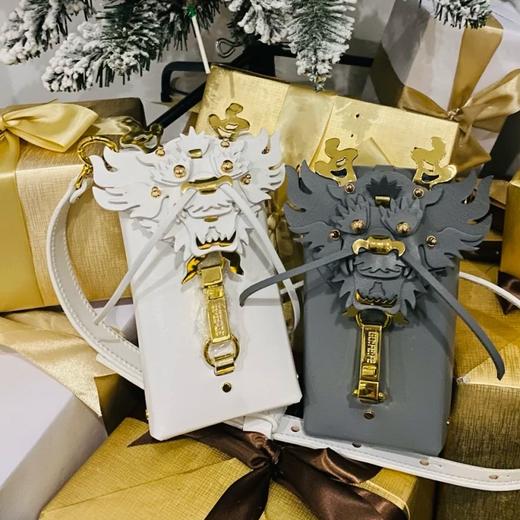 龙系列竖型斜挎包 商品图0