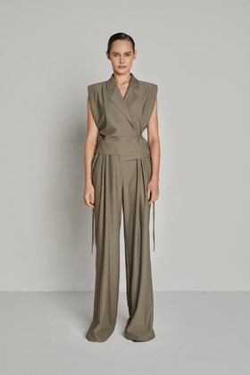 西服领斜搭系带马甲