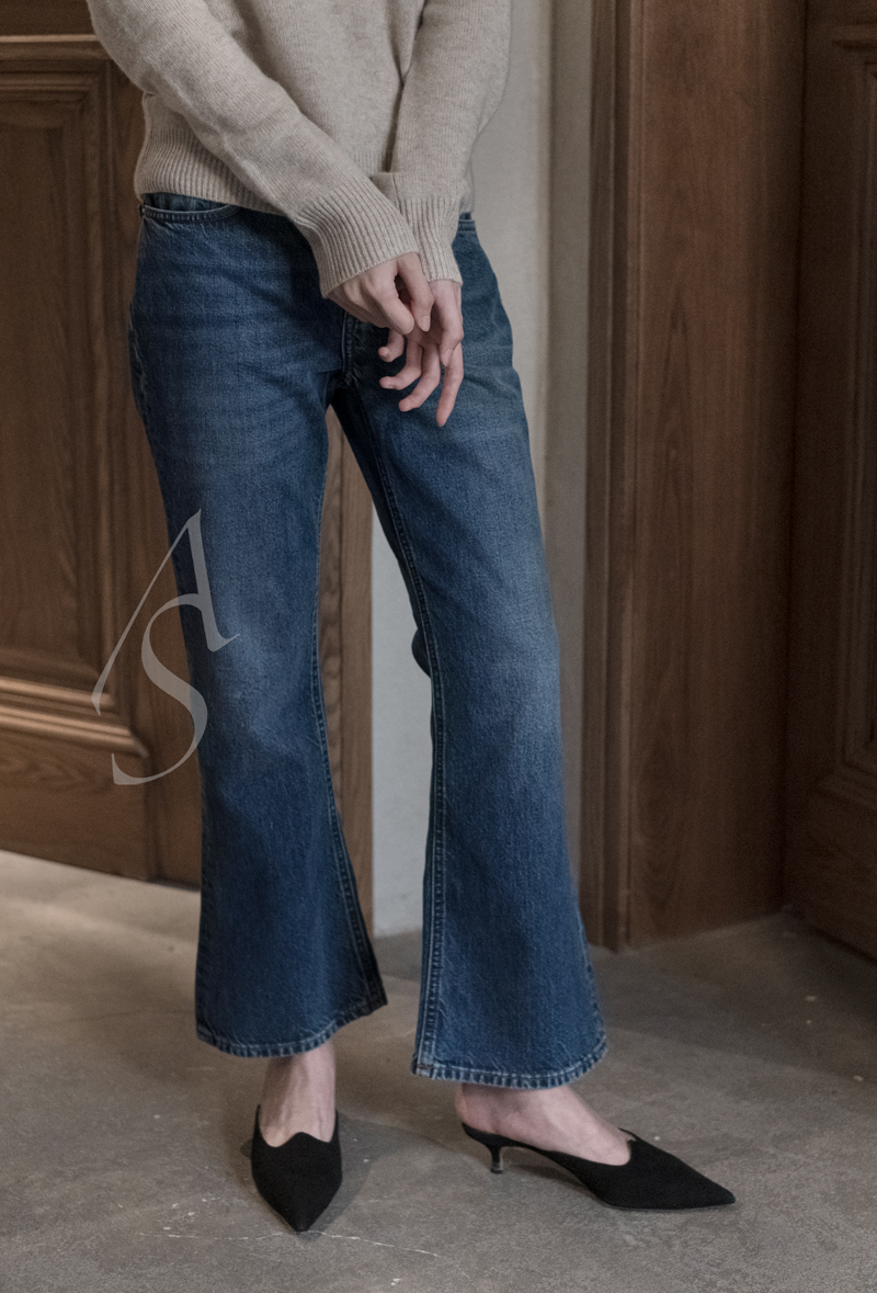 TOTEME  水洗靛蓝色KICK微喇牛仔裤