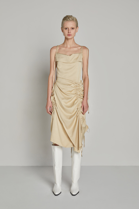 荡领抽绳吊带连衣裙