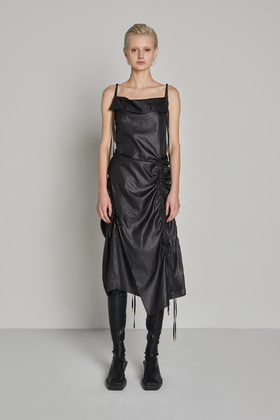 荡领抽绳吊带连衣裙