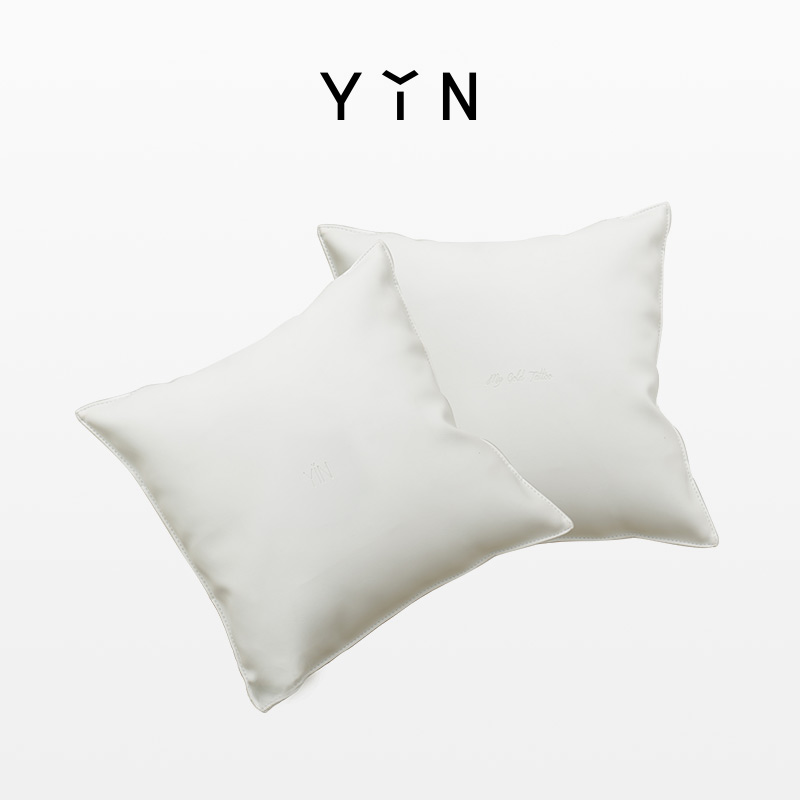  「瘾」白色皮质抱枕