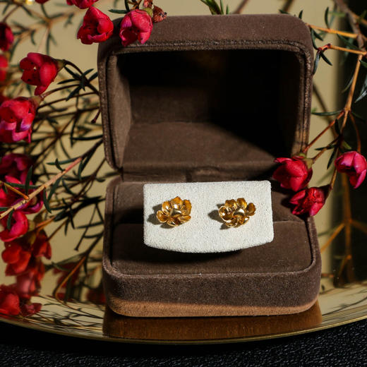 海外成品进口 立体古法18k金 玉兰花耳钉，造型小巧精致，用料厚实 商品图3