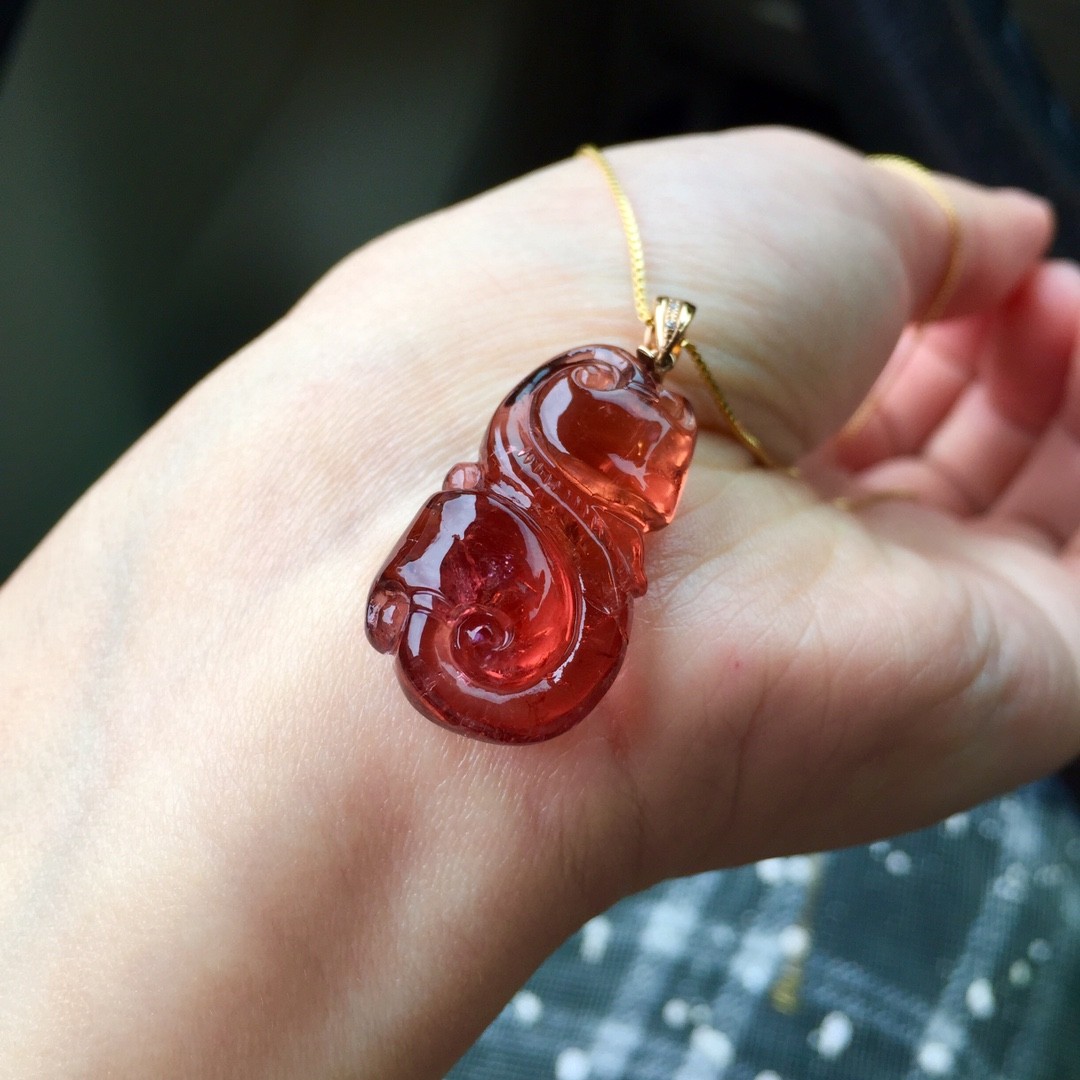 48克 橙红碧玺雕刻吊坠