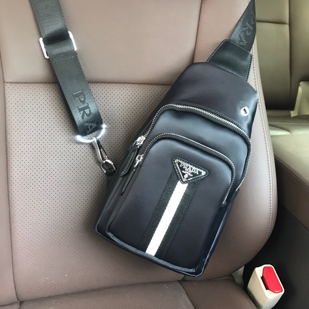 春季特惠90600 新款普拉达男士胸包8237-5p