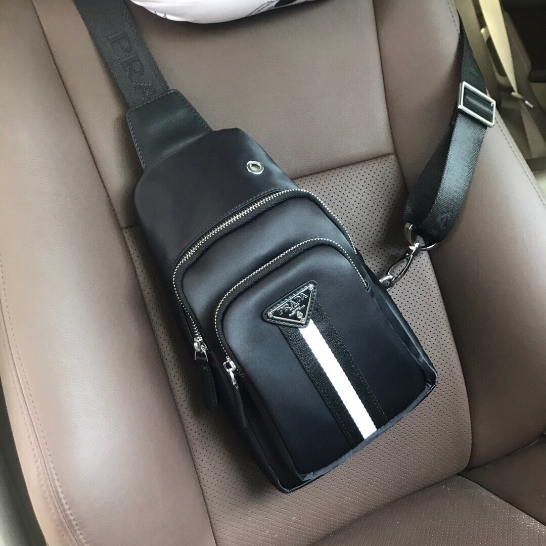 春季特惠90600 新款普拉达男士胸包8237-5p