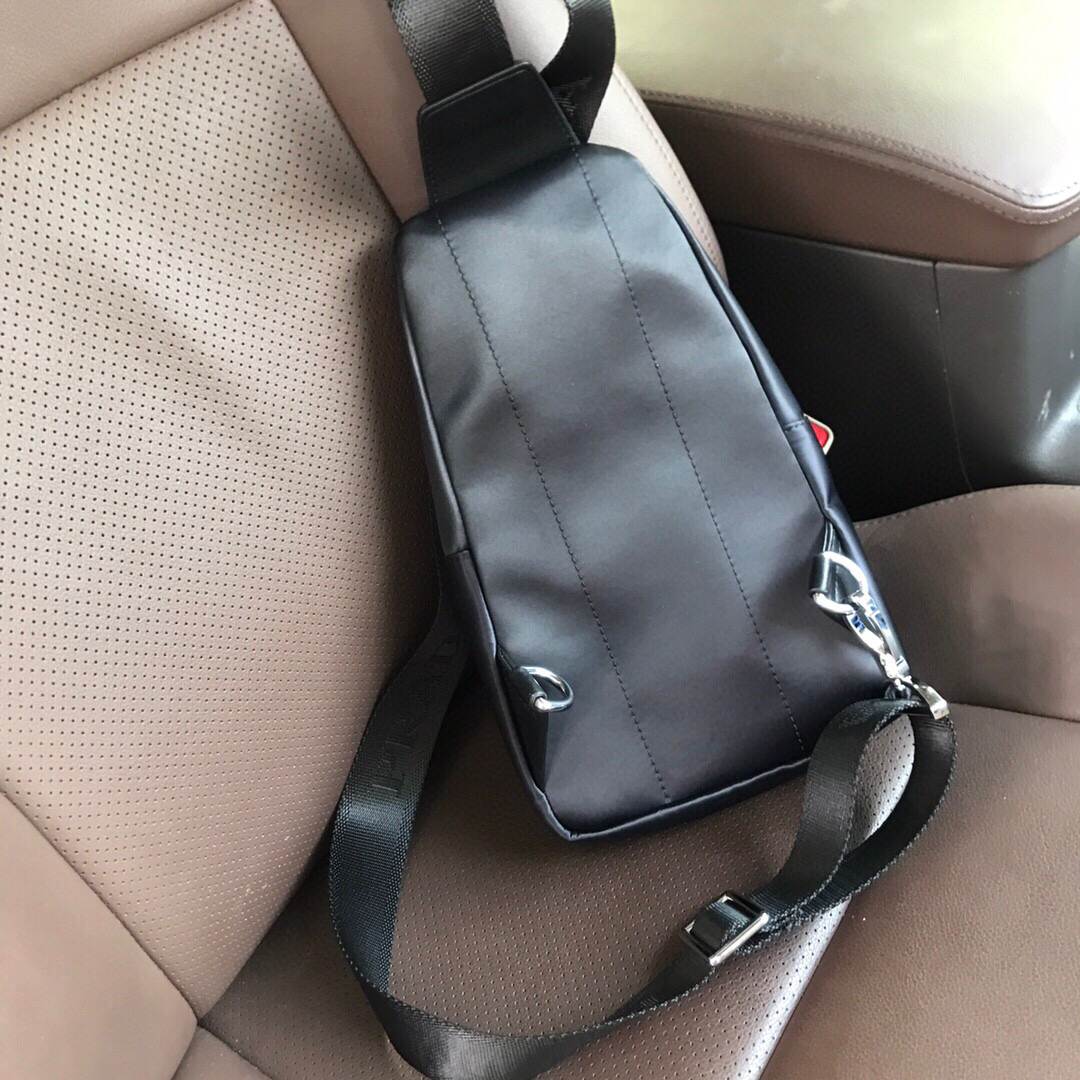 春季特惠90600 新款普拉达男士胸包8237-5p