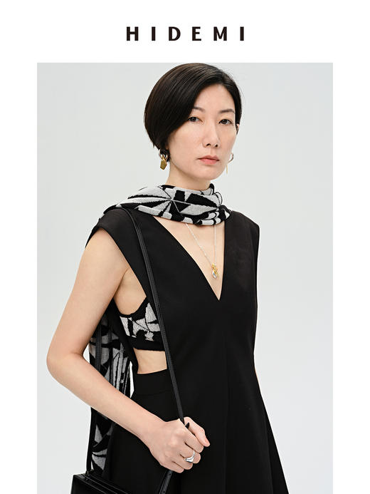 HIDEMI 简约设计感V领伞状连衣裙 商品图7