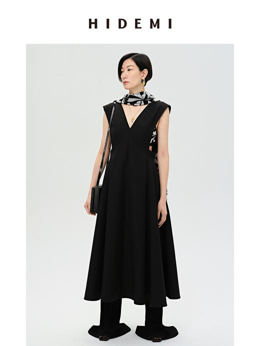 HIDEMI 简约设计感V领伞状连衣裙 商品图4