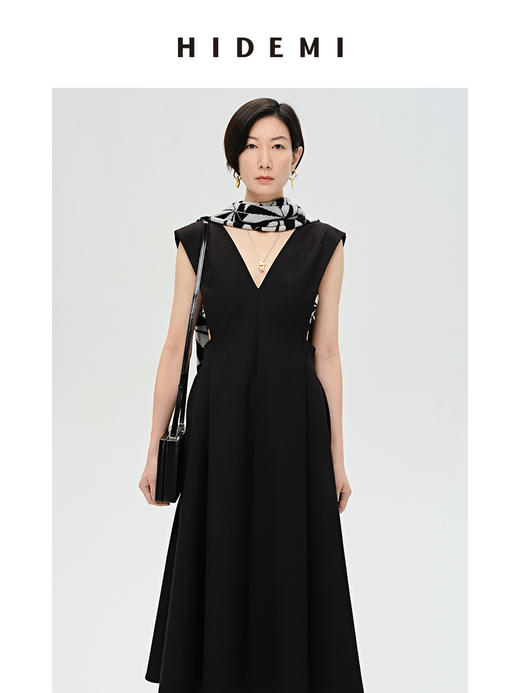 HIDEMI 简约设计感V领伞状连衣裙 商品图3