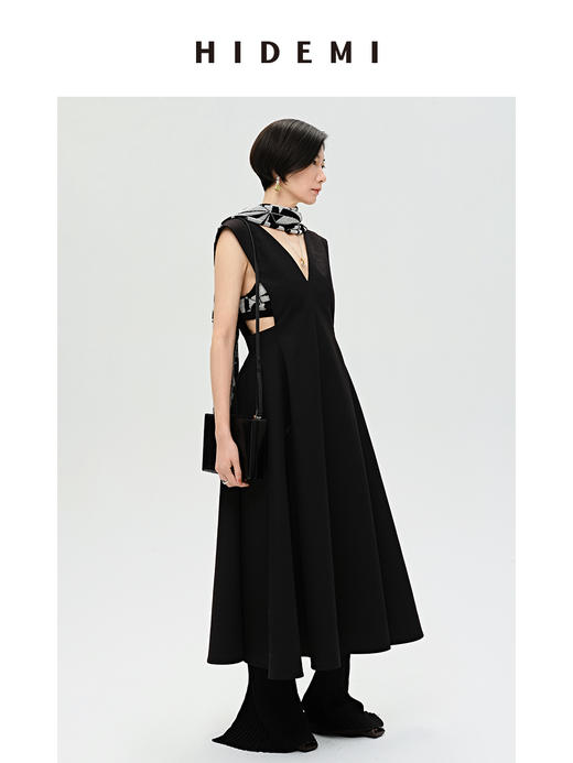 HIDEMI 简约设计感V领伞状连衣裙 商品图0