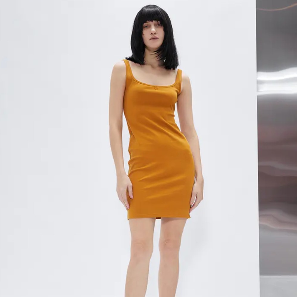 方领紧身吊带连衣裙