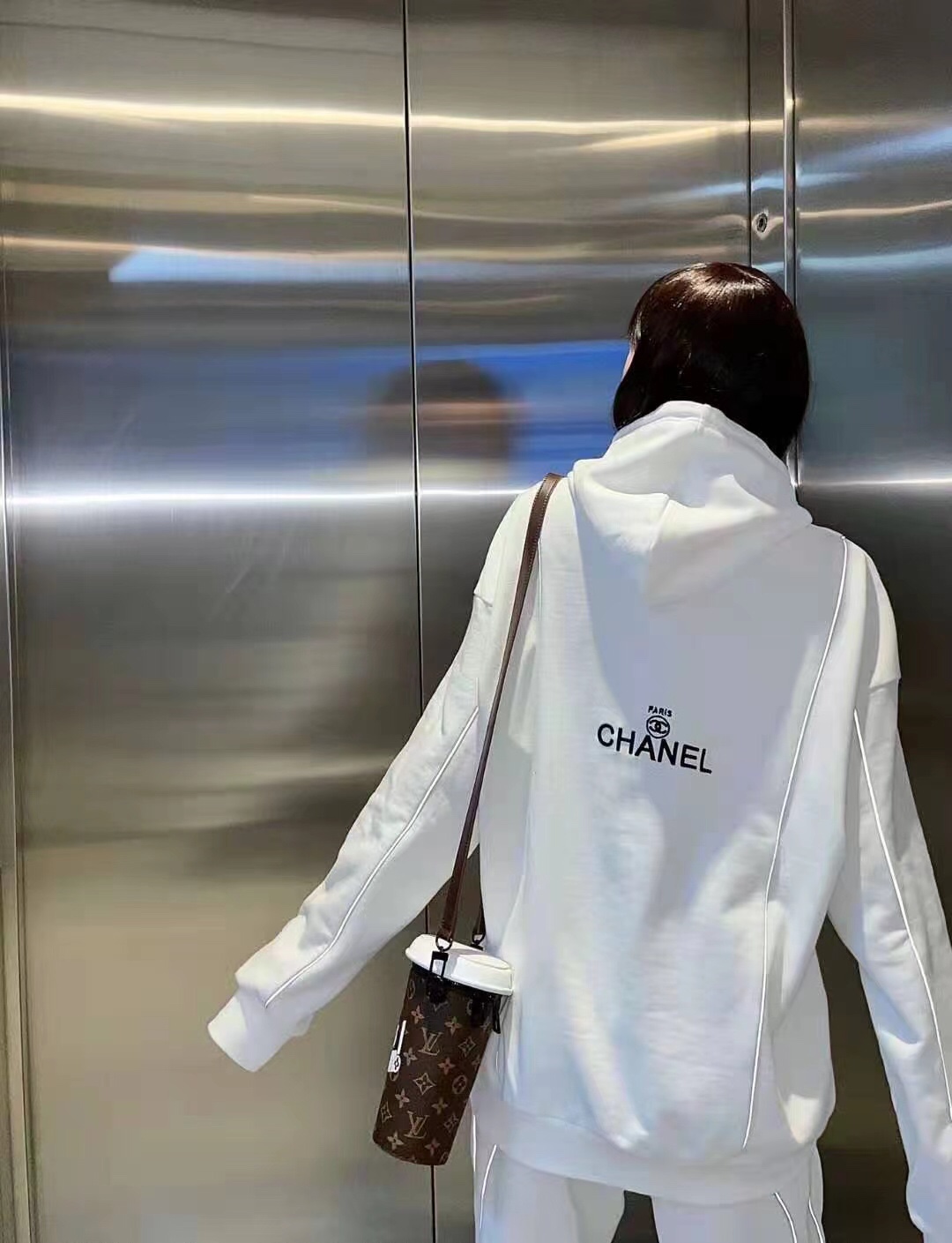 点此购买 香奈儿潮妹白色连帽卫衣 sy 212482