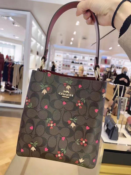 降价了！COACH 新2022年情人节限定水桶 深棕老花只要￥1299直邮 商品图6