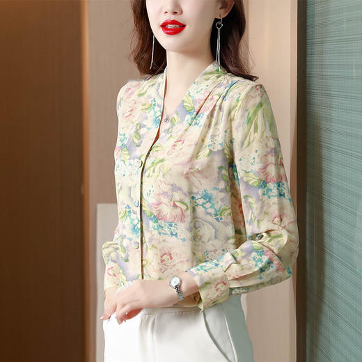 仿真丝衬衫女宽松2022春装新款女装春立体印花气质V领上衣  KQL8152 商品图1
