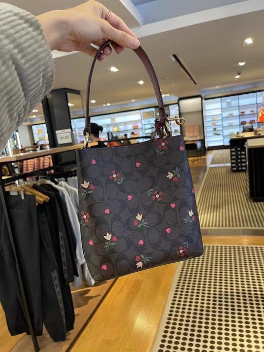 降价了！COACH 新2022年情人节限定水桶 深棕老花只要￥1299直邮 商品图1