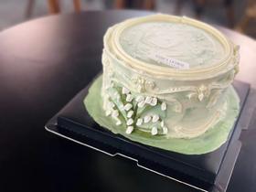 手绘铃兰裱花奶油蛋糕