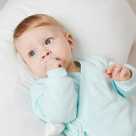 吮吸手指和使用安抚奶嘴对宝宝的牙齿有害吗？