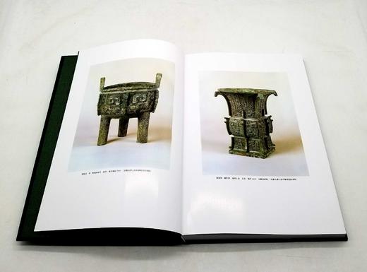 《殷周青铜器综览》（第一卷）全2册
《殷周青铜器综览》（第二卷）全2册

巨册8开，精装函套，铜版，[日]林巳奈夫著，上海古籍2017年-2019年版，分别定价合计2700元，售价1328 商品图13