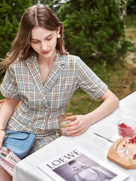 欧芮儿时尚套装秋2021年新款女西装袖织格衬衫+A字时尚短裤两件套