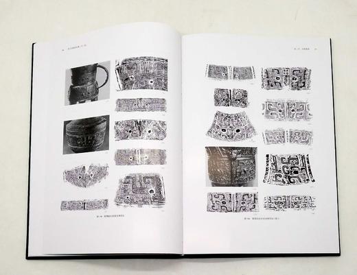 《殷周青铜器综览》（第一卷）全2册
《殷周青铜器综览》（第二卷）全2册

巨册8开，精装函套，铜版，[日]林巳奈夫著，上海古籍2017年-2019年版，分别定价合计2700元，售价1328 商品图9