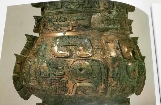 《殷周青铜器综览》（第一卷）全2册
《殷周青铜器综览》（第二卷）全2册

巨册8开，精装函套，铜版，[日]林巳奈夫著，上海古籍2017年-2019年版，分别定价合计2700元，售价1328 商品图5