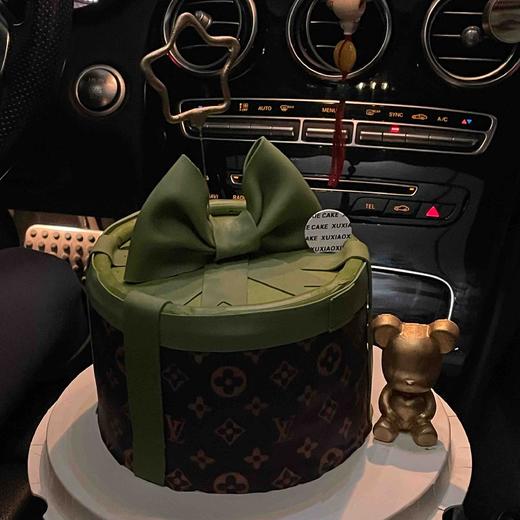 轻奢系列 | LV蝴蝶结 半翻糖蛋糕（蛋糕体+水果+淡奶油）务必提前三天预定） 商品图0