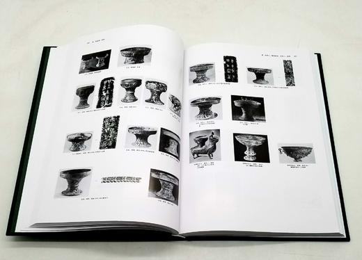 《殷周青铜器综览》（第一卷）全2册
《殷周青铜器综览》（第二卷）全2册

巨册8开，精装函套，铜版，[日]林巳奈夫著，上海古籍2017年-2019年版，分别定价合计2700元，售价1328 商品图12