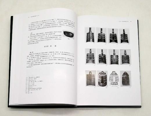 《殷周青铜器综览》（第一卷）全2册
《殷周青铜器综览》（第二卷）全2册

巨册8开，精装函套，铜版，[日]林巳奈夫著，上海古籍2017年-2019年版，分别定价合计2700元，售价1328 商品图11